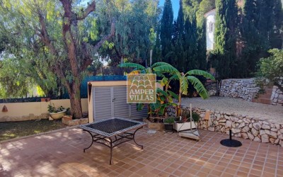 Villa de style méditerranéen avec joli jardin et 2 appartements séparés, à Altea